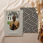 Convites Aniversário de 40 anos de Foto e Assinatura Oval M<br><div class="desc">Convite moderno para aniversário de 40 anos de na moda. Design apresenta uma fotografia oval da aniversariante/rapaz, a elegante inscrição 'QUARTO' com o nome das pessoas no texto de assinatura no topo e um simples modelo de festa de aniversário que é fácil de personalizar com os seus próprios detalhes. As...</div>