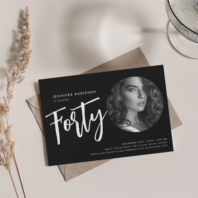 Convites Aniversário de 40 anos de Fotografia de Script Mod (Modern Script Photo 40th Birthday Party Black Invitation)