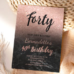 Convites Aniversário de 40 anos de mármore preto rosa com b<br><div class="desc">Mbre de ouro-rosa falsa no aniversário de 40 anos de mármore negro Um convite de festas moderno com o convite à reluz do ouro falso, original e simples, e a tipografia de pincel escrita à mão num fundo de mármore negro. Se precisar de algum texto mudado e personalizado, não hesite...</div>