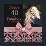Convites aniversário de 40 anos de rosa dourado damask dama<br><div class="desc">Rosa dourado maceração negra | aniversário de 40 anos. Quarenta e fabuloso! Um belo e elegante Convites de festas de aniversário de 40 anos rosa-rosa-rosa-rosa-reluzente floral úmido que você pode personalizar e enviar sua celebração de festa de aniversário. No centro do arco rosa bonito. Substitua a foto da amostra pela...</div>