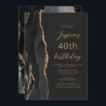 Convites Aniversário de 40 anos de Script de Tabulação de A<br><div class="desc">A borda esquerda deste elegante convite de aniversário moderno apresenta uma coloração aquosa preta e borda agitada com brilho dourado. O texto personalizável combina o script dourado e as fontes sans serif em um fundo preto de slate. O verso apresenta um design de agate preto e dourado correspondente.</div>