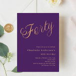 Convites Aniversário de 40 anos de script ouro roxo<br><div class="desc">Um convite moderno e na moda para uma festa aniversário de 40 anos. Um fundo de cor púrpura e a palavra quarenta escrita com letras elegantes e grandes em dourado falso. Personalize e adicione um nome e detalhes da parte.</div>