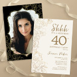 Convites Aniversário de 40 anos de Surpresa de Foto Preta D<br><div class="desc">Gelado de ouro elegante e convite de festas aniversário de 40 anos de surpresa preto com sua foto na parte de trás do cartão. A moderna design feminina moderna tem sotaques botânicos e letra de script de tipografia. Simples cartão de convite floral perfeito para uma festa surpresa na moda. Pode...</div>