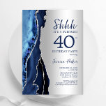 Convites Aniversário de 40 anos de Surpresa de Marinho Azul<br><div class="desc">Marinho azul e prata agata aniversário de 40 anos convite de festas surpresa. Elegante design moderno com cor azul-real de água agate marble geode fundo, faux glitter prata e script de tipografia. Trendy convida o cartão perfeito para uma comemoração de dia das mulheres na moda. Impressos convites Zazzle ou modelo...</div>