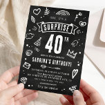Convites Aniversário de 40 anos de surpresas do chalkboard<br><div class="desc">Uau, seus amigos e família com este Convite de festas de aniversário de 40 anos 'Shhh... é uma surpresa' único e divertido. O fundo da lousa lousa e ilustrações bonitas desenhadas à mão fazem dele um ajustado perfeito para qualquer surpresa de aniversário. Personalize facilmente os detalhes do seu evento para...</div>