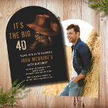 Convites aniversário de 40 anos Foto: Rustic Cowboy Hat Boo<br><div class="desc">aniversário de 40 anos Foto Rustic Cowboy Hat and Leather Boots Invitationcontém um par de botas de cowboy de couro com chapéu e suas informações personalizadas de convite de festas. Personalize adicionando sua foto favorita no verso. Criado pelo Evco Studio www.zazzle.com/store/evcostudio</div>