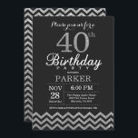 Convites aniversário de 40 anos - Lente Preta e Prateada<br><div class="desc">aniversário de 40 anos com Chevron Negro e Silver Glitter. Chalkboard. Aniversário Adulto. O Dia do Homem ou da Mulher Convidam.
Para mais personalização,  clique no botão "Personalizar" e use a ferramenta design para modificar este modelo.</div>