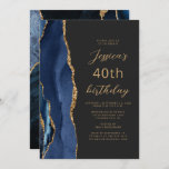 Convites aniversário de 40 anos marinho de Script de Tabula<br><div class="desc">A borda esquerda deste elegante convite de aniversário moderno apresenta uma marinho azul de aquarela agata borda aparada com brilho dourado. O texto personalizável combina o script dourado e as fontes sans serif em um fundo preto de slate. O verso apresenta um design de agate azul e dourado correspondente.</div>