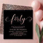 Convites Aniversário de 40 anos preto Elegante de 4Rosa Dou<br><div class="desc">Chic Black e Rosa Dourado Convite para aniversário de 40 anos de 40 Script. Este moderno modelo de convite de aniversário para mulheres apresenta texto na moda "quarenta" em um grande falso texto de folha de ouro rosa com caligrafia manuscrita (ou tipografia) robusta, com letra de cauda do swash, detalhes...</div>