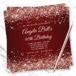 Convites Aniversário de 40 anos vermelho escuro brilhante R<br><div class="desc">Um convite fabuloso e monograma para ela. Rosa dourado cintilante e brilhante vírgula cintilante contra uma imagem fotográfica vermelha escura e burgundy. O monograma clássico de caligrafia rico no verso pode ser personalizado ou excluído. Um convite para festa de aniversário excelente para sua sobrinha. Todos os elementos brilhantes e minúsculos...</div>
