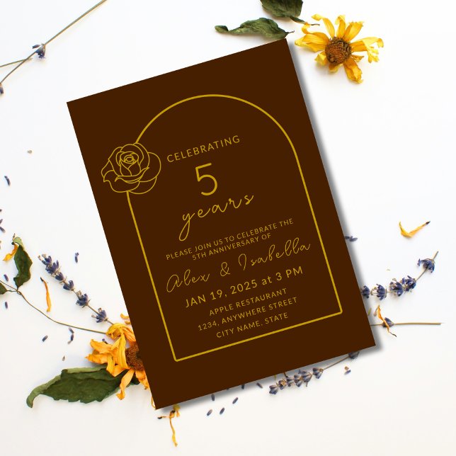 Convites Aniversário de Casamento de 5 de Dourada de madeir (Modern, elegant, minimalist wood brown and gold custom 5th year wood wedding anniversary invitation)