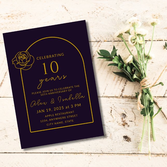 Convites Aniversário de Casamento do 10º Aniversário do Púr (Modern elegant minimalist classic purple and gold 10th year wedding anniversary invitation)