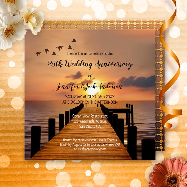 Convites Aniversário de Casamento Pôr do Sol Costeiro Náuti (A romantic wedding anniversary invitation featuring a sunset on a jetty at the waterfront)