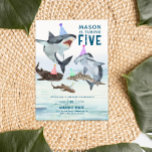 Convites Aniversário de criança de Festa de Piscina de Conv<br><div class="desc">Convide todos a natação com estas designs de festa de aniversário de tubarão excelente! Esta design mostra uma escola de tubarões festivos de aniversário todos vestindo chapéus divertidos! Edite facilmente a idade e o texto com suas informações de festa de aniversário. Veja a coleção inteira para mais itens correspondentes!</div>