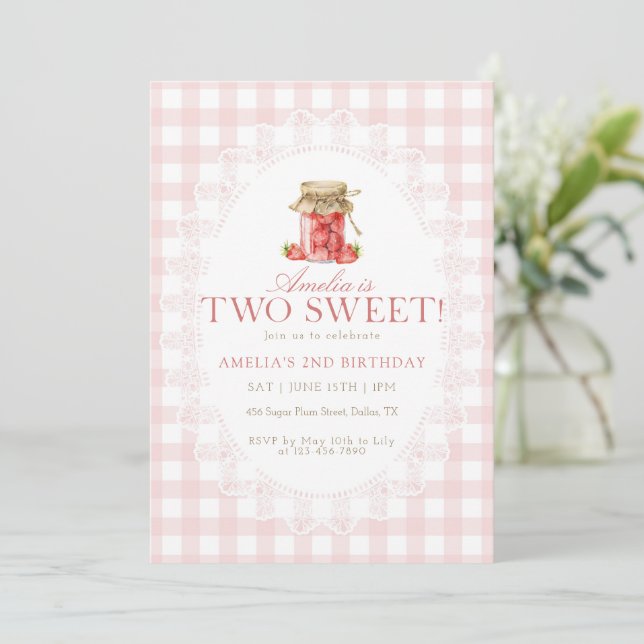 Convites Aniversário de Duas Doce Morango Gingham Rosa (Em pé/Frente)