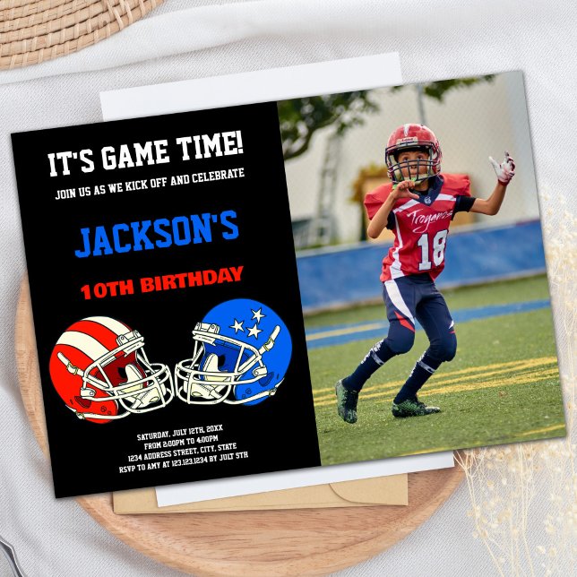 Convites Aniversário de futebol preto azul vs vermelho (Black Blue vs Red Photo Football Birthday Invitation)
