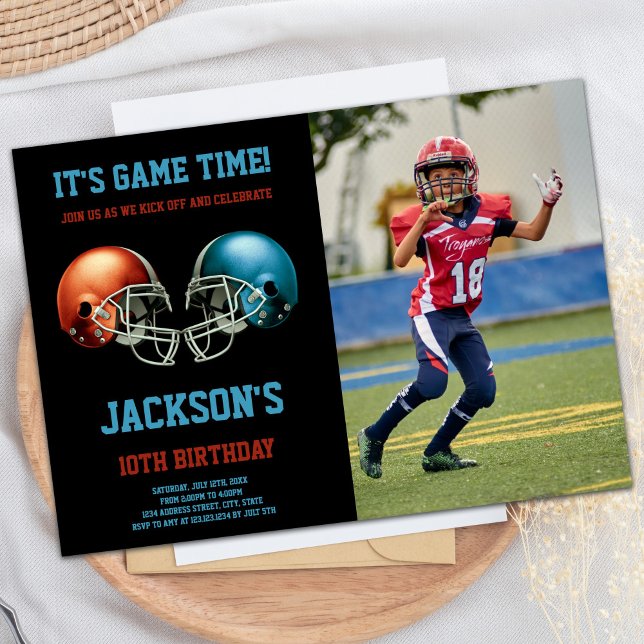 Convites Aniversário de futebol preto vermelho vs azul (Black Red vs Blue Photo Football Birthday Invitation)