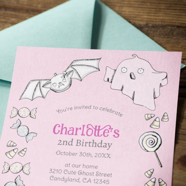 Convites Aniversario de los niños de Halloween de dulce dul (Cute Pink Halloween Kids Birthday Invitation. Hand Drawn Adorable Baby Bat, Ghost, Candy, Lolipops.)