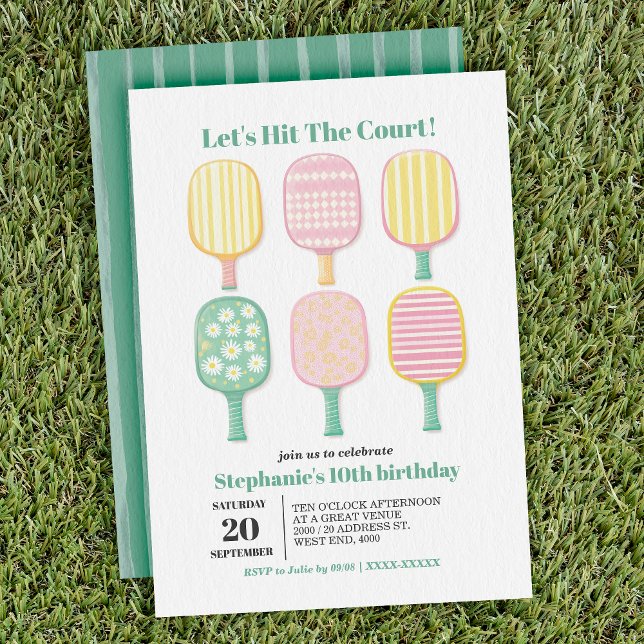 Convites Aniversário de Pickleball Elegante com Aquarela Si (Serve up some fun with this stylish pickleball-themed birthday invitation.)
