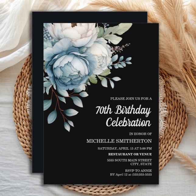 Convites Aniversário do 70 das Mulheres Negras Azuis Branca (Elegant dusty blue watercolor floral on black 70th birthday party invitation for women.)
