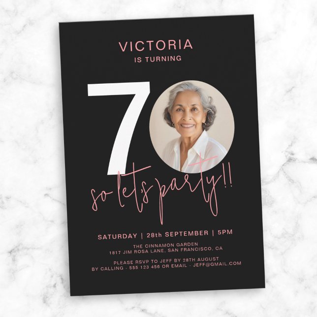 Convites Aniversário do 70 preto-rosa moderno (Modern Black Pink Photo 70th Birthday Invitation)