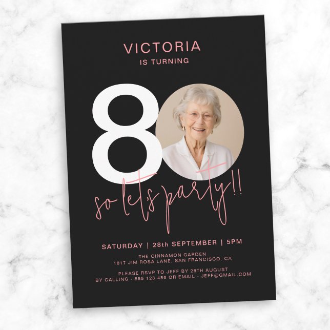 Convites Aniversário do 80 preto-rosa moderno (Modern Black Pink Photo 80th Birthday Invitation)