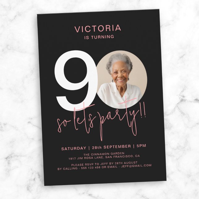 Convites Aniversário do 90 preto-rosa moderno (Modern Black Pink Photo 90th Birthday Invitation)