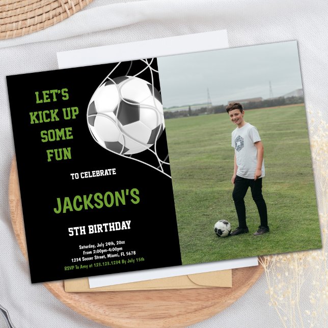 Convites Aniversário do jogador de fotos preto (Let's kick up Black Photo Soccer Birthday Invitation)