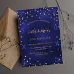 Convites Aniversário do marinho do ouro azul estrelas do na<br><div class="desc">Um convite de aniversário glamouroso para ele e para ela. Um fundo azul marinho decorado com estrelas douradas falsas. A cor azul é irregular. Personalize e adicione um nome e detalhes da parte. Adicione o ano de nascimento e o ano da celebração Back: fundo azul marinho e estrelas ouros.</div>