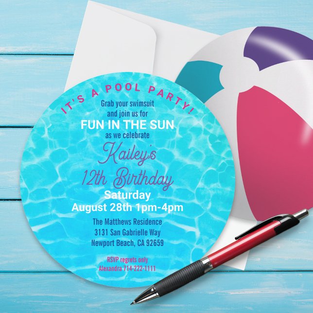 Convites Aniversário do Partido da Piscina de Bola de Praia (This realistic looking beach ball is a round pool party invitation! Customize it for any occasion.)