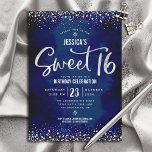 Convites Aniversário do Silver Script Marinho Watercolor Sw<br><div class="desc">"Feliz Doce 16". Envie este dramático, espantoso, simples, festivo, moderno, convite de festas personalizado para um evento a lembrar. Escrito de tipografia de folha fina prateada cintilante e minúsculos pontos brilhantes de confete sobrepõem um sofisticado fundo azul-marinho real. Personalize o texto personalizado com o nome da sua filha e com...</div>
