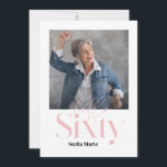 Convites Aniversário moderno mínimo simples, rosa-cinza 60<br><div class="desc">O mínimo moderno convite para 60 anos de uma tipografia simples,  cor-de-rosa e branca. Parte de uma coleção contemporânea.</div>