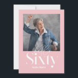 Convites Aniversário moderno mínimo simples, rosa-cinza 60<br><div class="desc">O mínimo moderno convite para 60 anos de uma tipografia simples,  cor-de-rosa e branca. Parte de uma coleção contemporânea.</div>