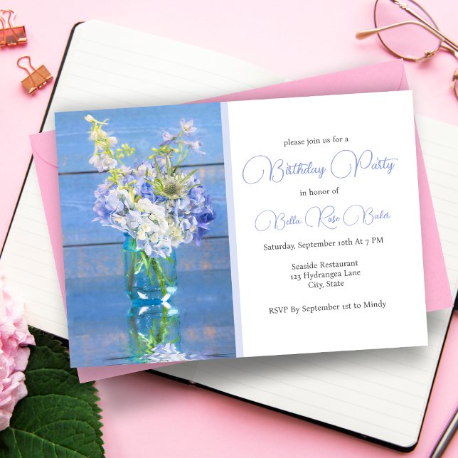 Convites Aniversário Reflexos de Hortênsia Lavanda (Charming birthday invite: Lavender hydrangea reflects cherished memories and new beginnings.)