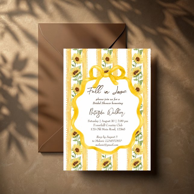 Convites Apaixonar o chá de panela de faixa amarelo de gira (Fall in love sunflowers grandmillenial retro bow wavy border yellow stripes bridal shower invitation)
