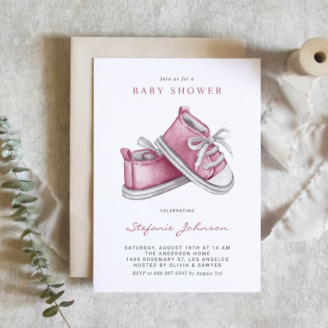 Convites Aquarela Botinhas Rosa de Bebê Código QR Chá de Be (Pink baby booties and a QR code make this baby shower invitation sweet and convenient.)