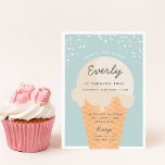 Convites Aqui está a Festa de aniversário do Cone do Sorvet<br><div class="desc">Anuncie sua pequena comemoração de aniversário de verão com estes convites temáticos de sorvete festivo em uma paleta de cores pastel macio. O design moderno apresenta um cone de waffle com uma amostra de sorvete de baunilha com "aqui está a colher" arqueada no topo, e os detalhes da festa de...</div>