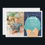 Convites Aqui está a foto de aniversário do Cone Kid do Sor<br><div class="desc">Anuncie sua pequena comemoração de aniversário de verão com estes convites temáticos de sorvete festivo em uma paleta de cores de verão. O design moderno apresenta um cone de waffle com uma amostra de sorvete de tarte turquesa com "aqui está o furo" gravado no topo, e os detalhes de festa...</div>