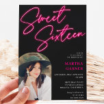 Convites Arca de fotos divertida com script de sinais rosa<br><div class="desc">Um brilhante e ousado Sinal Neon Pink Script com um doce convite de aniversário 16 de arco fotográfico a preto.</div>