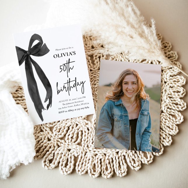 Convites Arco 50ª Festa de aniversário Preta de Aquarela El (Watercolor Modern Elegant Coquette Black Bow Photo 50th Birthday Party Invitation)