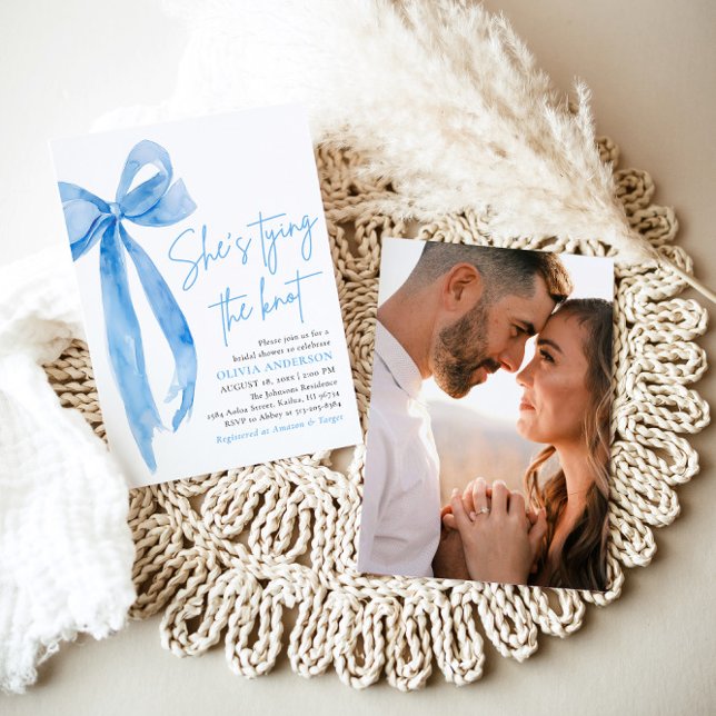 Convites Arco Azul Foto O Chá de panela do Casando (Modern Photo  Blue Bow She's Tying the Knot Bridal Shower Invitation)
