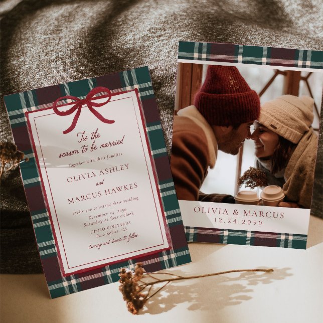 Convites Arco de Natal Xadrez Verde Borgonha Casamento (Burgundy green plaid Christmas wedding invitation with red bow, classic winter holiday design.)
