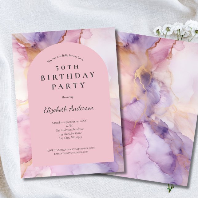 Convites Arco Dourado de Aquarela Rosa Púrpura 50º Aniversá (Pink Purple Watercolor Wash Alcohol Ink Modern Arch 50th birthday party invitation for her)