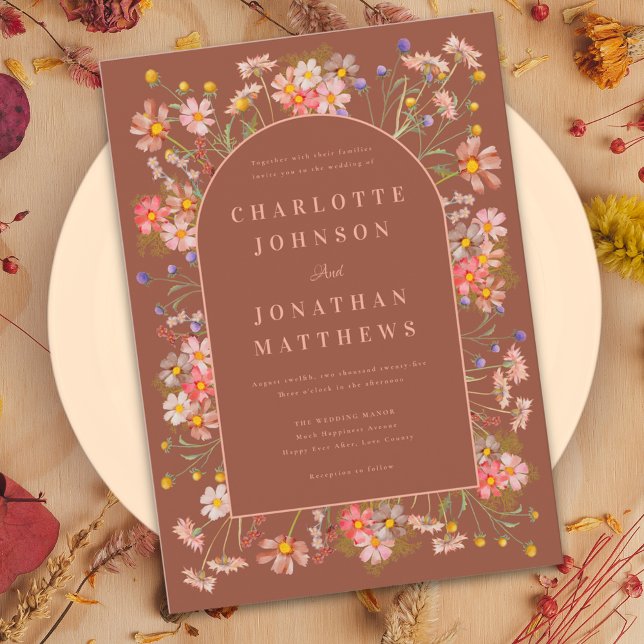 Convites Arco Elegante de Flor Silvestre Laranja Queimada C (Wildflower elegant arch burnt orange peach terracotta fall wedding invitation )
