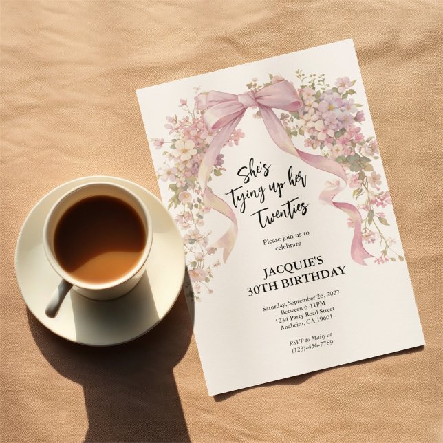 Convites Arco Floral de Fita aniversário de 30 anos (30th birthday party invitation on a table with a tea cup. )
