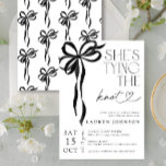 Convites Arco Preto, ela é Chá de panela de Casando<br><div class="desc">Celebrar a noiva a ser com a nossa elegante marca-d-água Black Bow Ela está amarrando o Knot Black Bridal Shower Invitation, com um arco delicado e a charmosa manchete "Ela está amarrando o nó". Este convite é a combinação perfeita da elegância moderna e da beleza intemporal, estabelecendo o tom para...</div>