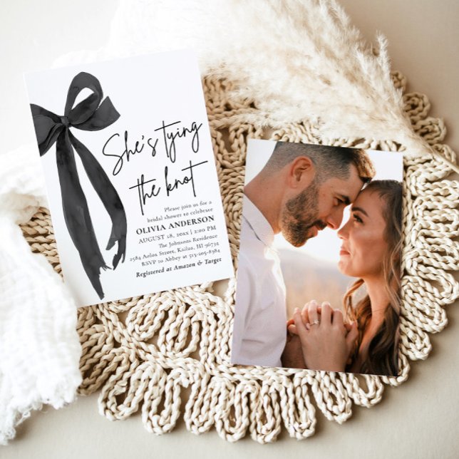 Convites Arco Preto, ela é Chá de panela de Casando (Watercolor Modern Cute Black Bow Ribbon Coquette She's Tying the Knot Bridal Shower Invitation)