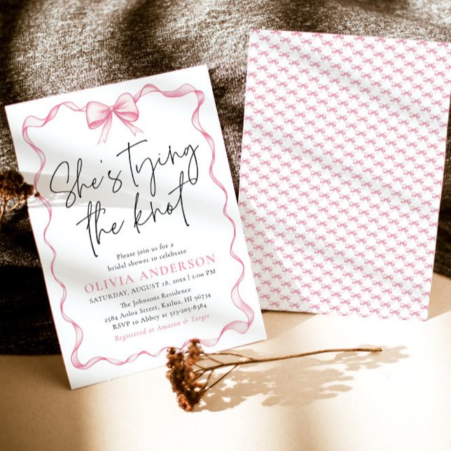 Convites Arco Rosa Esmagado Ela é Chá de panela Casando (Watercolor Modern Cute Blush Pink Bow Ribbon Coquette She's Tying the Knot Bridal Shower Invitation)