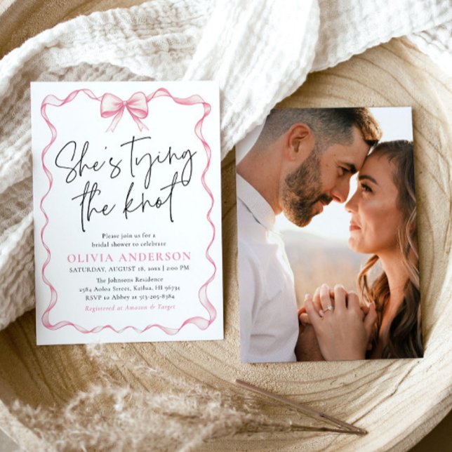 Convites Arco Rosa Esmagado Ela é Chá de panela Casando (Watercolor Modern Cute Blush Pink Bow Ribbon Coquette She's Tying the Knot Bridal Shower Invitation)