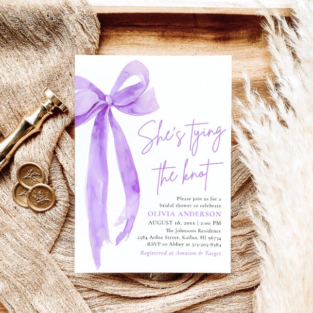 Convites Arco roxo Ela é Chá de panela Casando (Modern Elegant Purple Bow Ribbon Coquette She's Tying the Knot Bridal Shower Invitation)